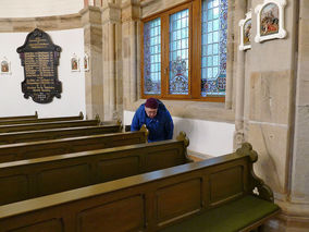 Putzaktion in der Weingartenkapelle (Foto: Karl-Franz Thiede)